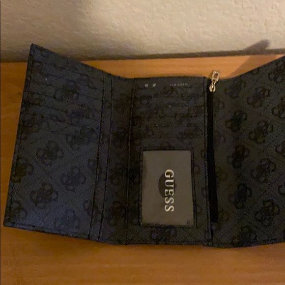 Guess wallet - Picture 2 of 3